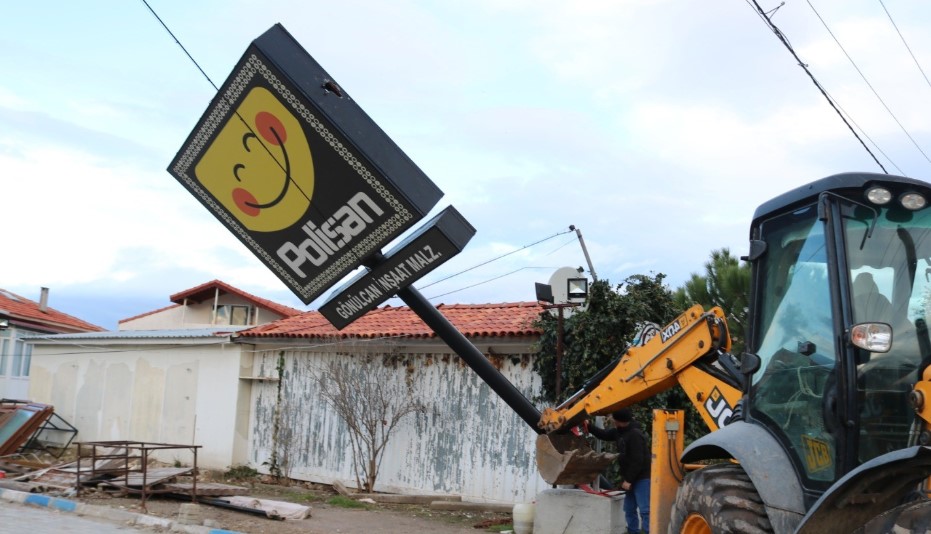 İzmir'de etkili olan fırtına tekneleri batırdı