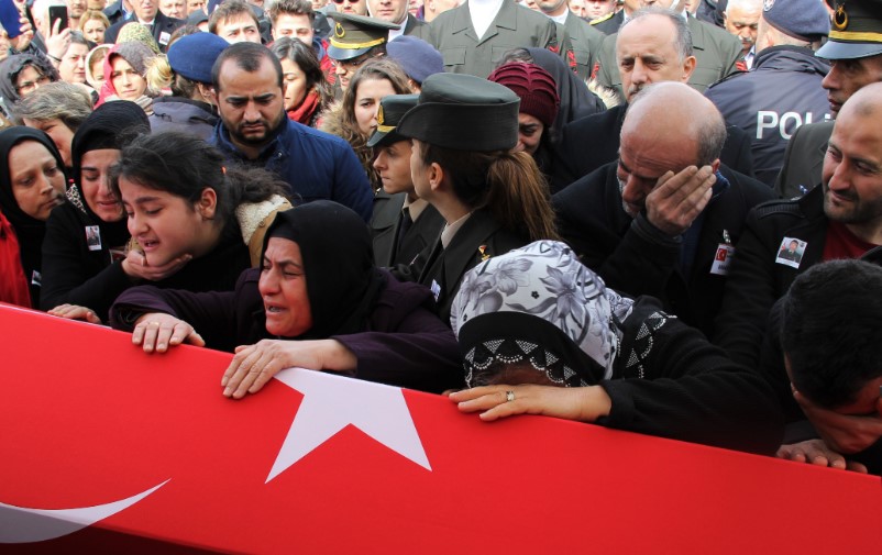 İdlib şehidi İzmirli Uzman Onbaşı Ahmet Alpaslan, son yolculuğuna uğurlandı