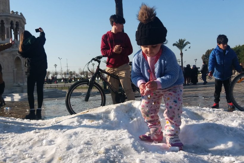 İzmir Saat Kulesi'nde kar sürprizi vatandaşları şaşkına çevirdi