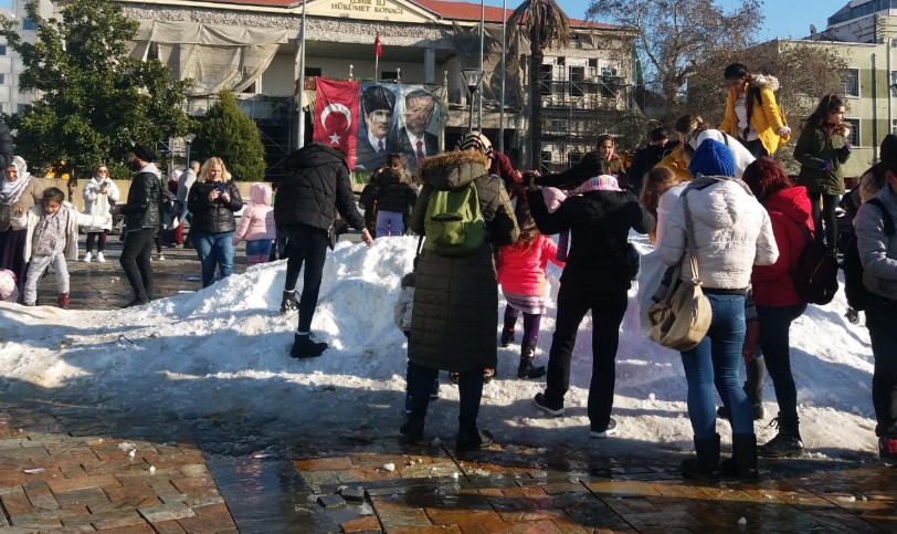 İzmir Saat Kulesi'nde kar sürprizi vatandaşları şaşkına çevirdi