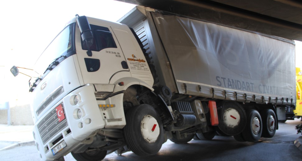 İzmir Konak Halkapınar'da kaza: TIR köprüye çarptı