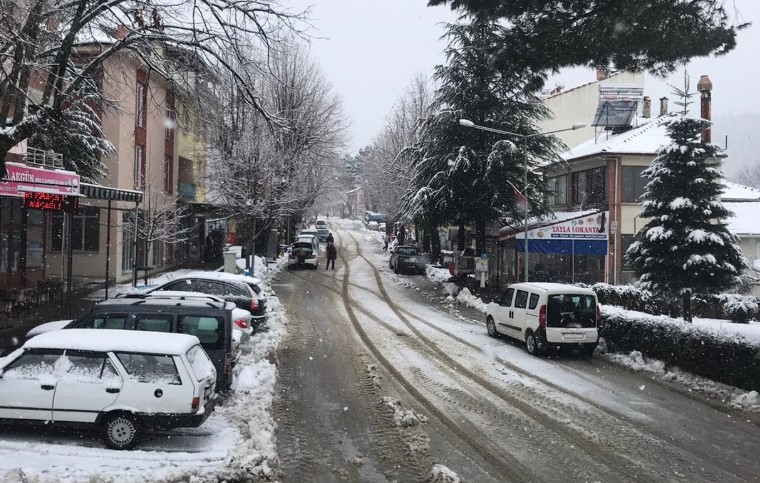 Beklenen kar yağışı gerçekleşti, kar kalınlığı 30 santimetreyi geçti