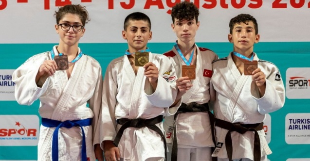 İzmir Büyükşehir Belediyespor madalyaları ile yine zirvede