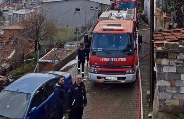 İzmir Kemalpaşa Kızılçam Sokak'ta çıkan yangın korkuttu