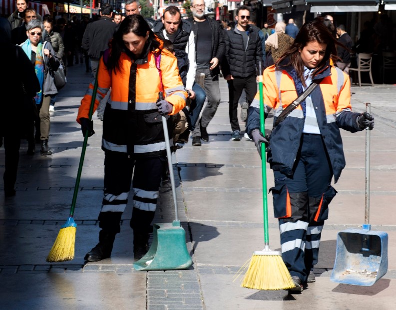 İzmir'de işe başlayan kadın süpürgeciler alkış topladı