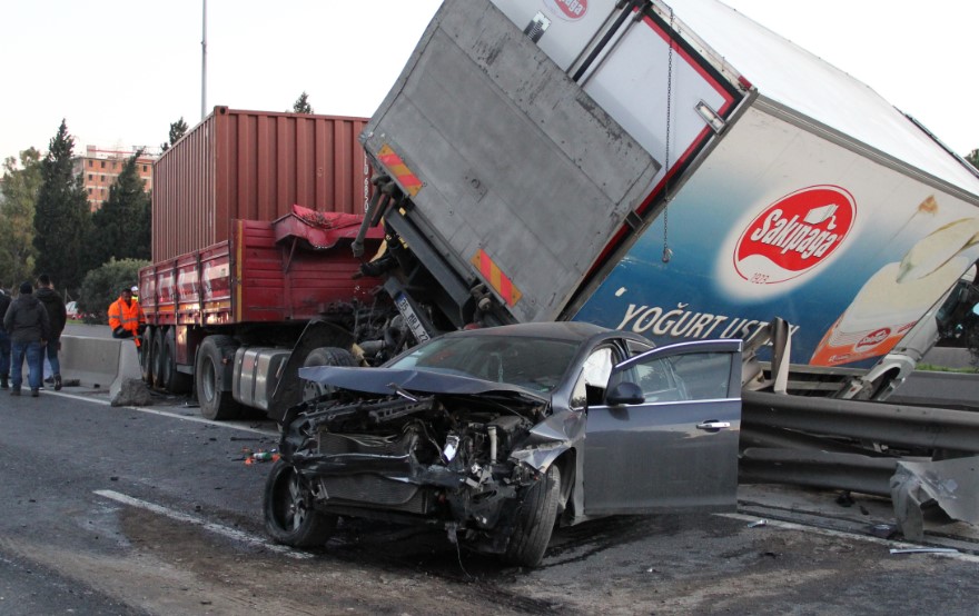İzmir Bornova'da feci kaza! Yaralılar hastaneye kaldırıldı