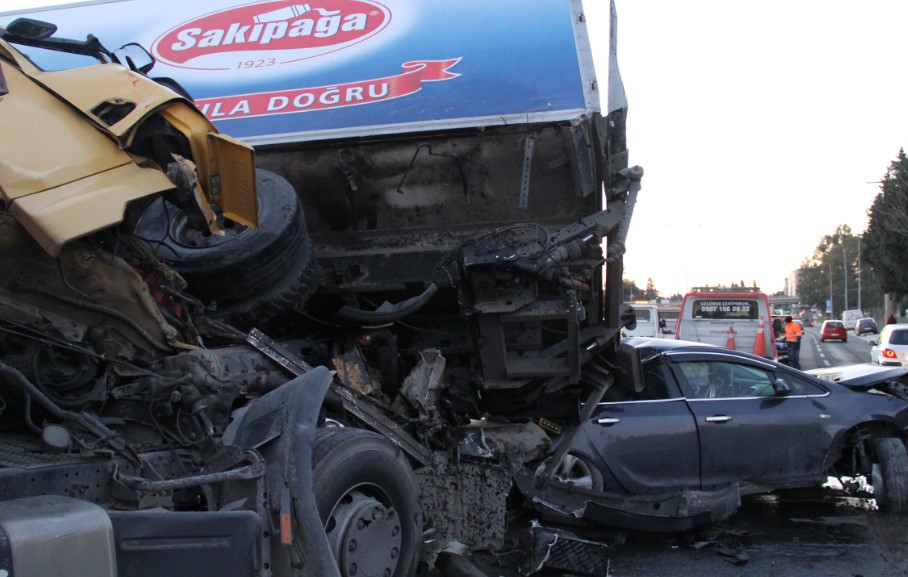 İzmir Bornova'da feci kaza! Yaralılar hastaneye kaldırıldı