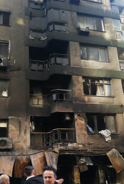 Bornova Küçükpark'a yakın bölgede kafede yangın çıktı