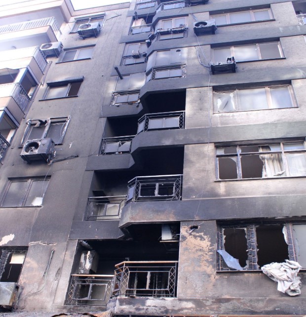 Bornova Küçükpark'a yakın bölgede kafede yangın çıktı