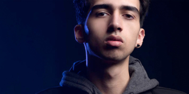 20 Yaşındaki Şarkıcı Çağatay Akman, Çıkardığı Kitapla Dalga Konusu Oldu