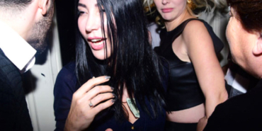 Ünlü Şarkıcı Hande Yener, Gece Kulübünden Göğsünde Dolarla Çıktı