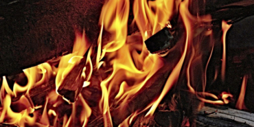 İzmir Bornova'da ayakkabı fabrikasında çıkan yangın, iş yerini kül etti