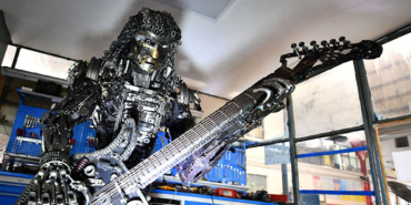 İzmirli teknikerler, hurdadan sanat çıkardı