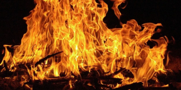 Konak'ta kağıt deposunda gece yarısı yangın çıktı