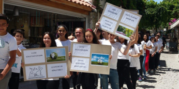 İzmir Çeşme'de öğrenciler, çevre duyarlılığı için sokağa indi