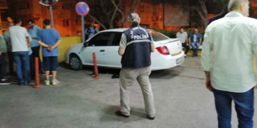 İzmir'de baba ile oğlu, kör kurşundan canını zor kurtardı