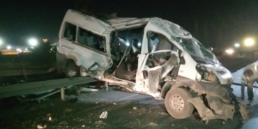 Aliağa'da minibüs takla attı, faciadan dönüldü