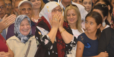 Aliağa'daki TOKİ konutlarında ismi okunanlar, sevinçten ağladı