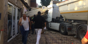 İzmir Çanakkale yolunda kamyonet, kahvehaneye daldı