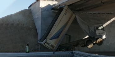 İzmir'de şaka gibi kaza! Kamyon viyadüğe çarptı