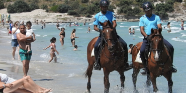 Çeşme plajlarındaki atlı ekipler görenleri şaşırttı