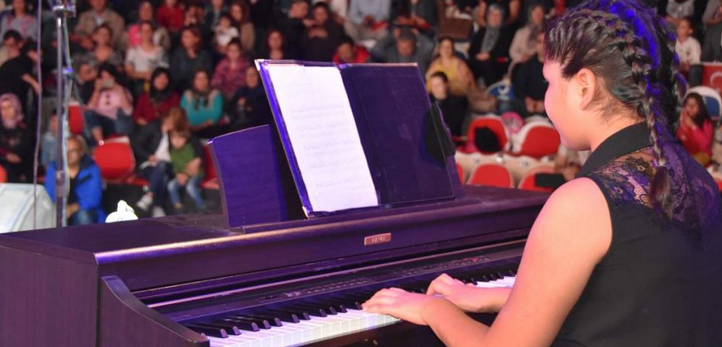 izmir, Hande Yener, Aylin Coşkun