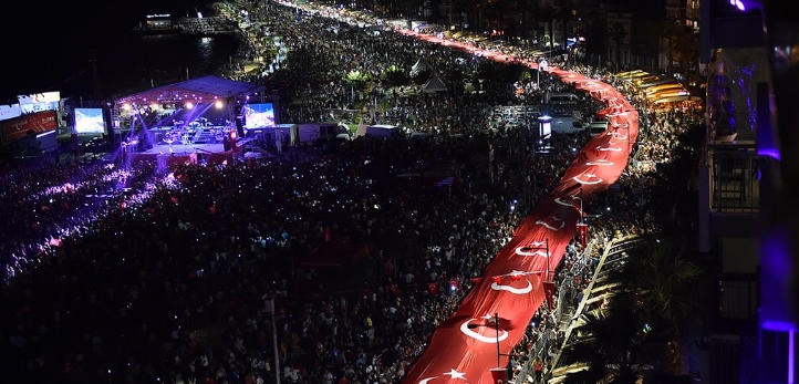 izmir, Urla, Urla Belediyesi, Cumhuriyet Meydanı, Burak Oğuz, İzmir Açık Hava Konserleri, izmir konserleri, Mithat Körler, Yelaltı Mahallesi
