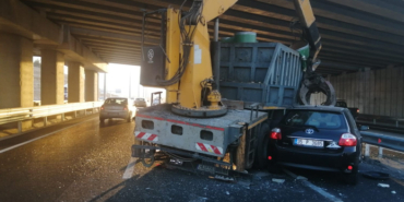 Aliağa Değirmendere trafik kazası! Vinç üst geçide çarptı