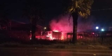 Bornova'da yangın çıktı, 6 araç küle döndü