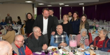 Çiğli Belediye Başkanı Utku Gümrükçü, yılbaşını huzurevinde kutladı