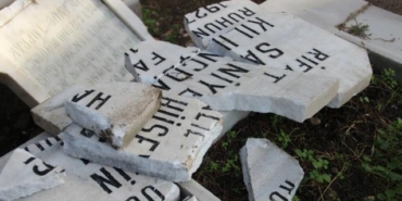 Bornova Işıkkent Mezarlığı'nda çirkin saldırı! Taşları paramparça ettiler