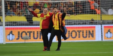 Beşiktaş maçında sahaya giren Rıza Kocaoğlu ve babası yandı