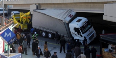 İzmir Konak Halkapınar'da kaza: TIR köprüye çarptı