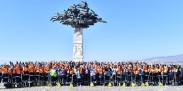 İzmir'de işe başlayan kadın süpürgeciler alkış topladı