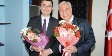 Prof. Dr. Tevfik Özlü hangi hastanede çalışıyor kimdir nerelidir kaç yaşında eşi kim aslen nereli hayatı biyografi