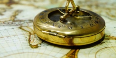 Pusulada S hangi yönü gösterir, S N W E harfleri anlamları