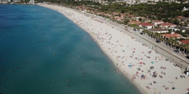 Sokağa çıkma yasağı iptal oldu, İzmirliler Çeşme'ye akın etti