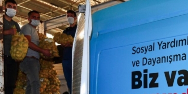 İzmir Büyükşehir Belediyesi, ihtiyaç sahiplerine patates dağıtıyor