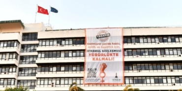 İzmir Büyükşehir Belediyesinden pankart: İstanbul Sözleşmesi Yürürlükte Kalmalı