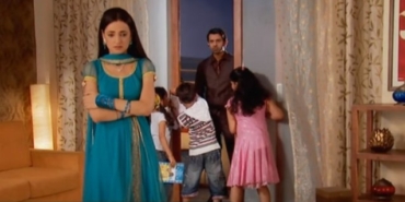 Bir Garip Aşk yeni bölüm fragmanı izle Kushi Arnav dansı! Bir Garip Aşk 49. Son bölüm özeti