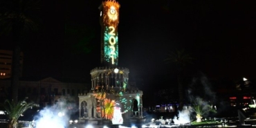 İzmir yeni yıla çevrim içi girdi