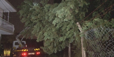 Son Dakika İzmir, kenti fırtına vurdu, caddeler göle döndü, ağaçlar devrildi