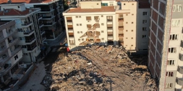 İzmir Karşıyaka Şemikler Mahallesi’nde yıkım yapılırken hasar gören diğer bina mühürlendi