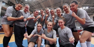 İzmir Büyükşehir Belediyesi hentbol takımı tur için sahada