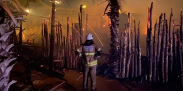 İzmir Çeşme Çiftlik Mahallesi Altınkum Plajı’nda yıldırım düştü