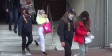 İzmirli sosyal medya fenomenleri Simge Barankoğlu ve Yeşim Aydın serbest