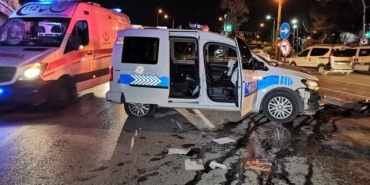 İzmir Konak Oğuzlar Mahallesi Gaziler Caddesi trafik kazası: Polis aracı kaza yaptı