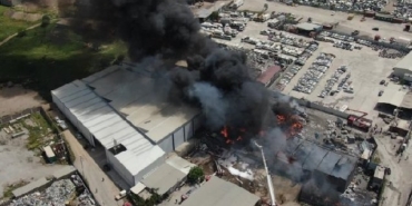 İzmir Bornova yangın: Bornova geri dönüşüm tesisinde yangın çıktı