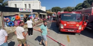 Muğla Bodrum Gündoğan Mahallesi yangın Şehit Uğur Öztop Caddesi’nde işyerleri yandı