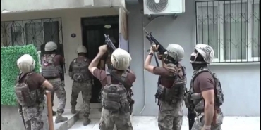İzmir’de yakalama emri olan 25 suçluya operasyon